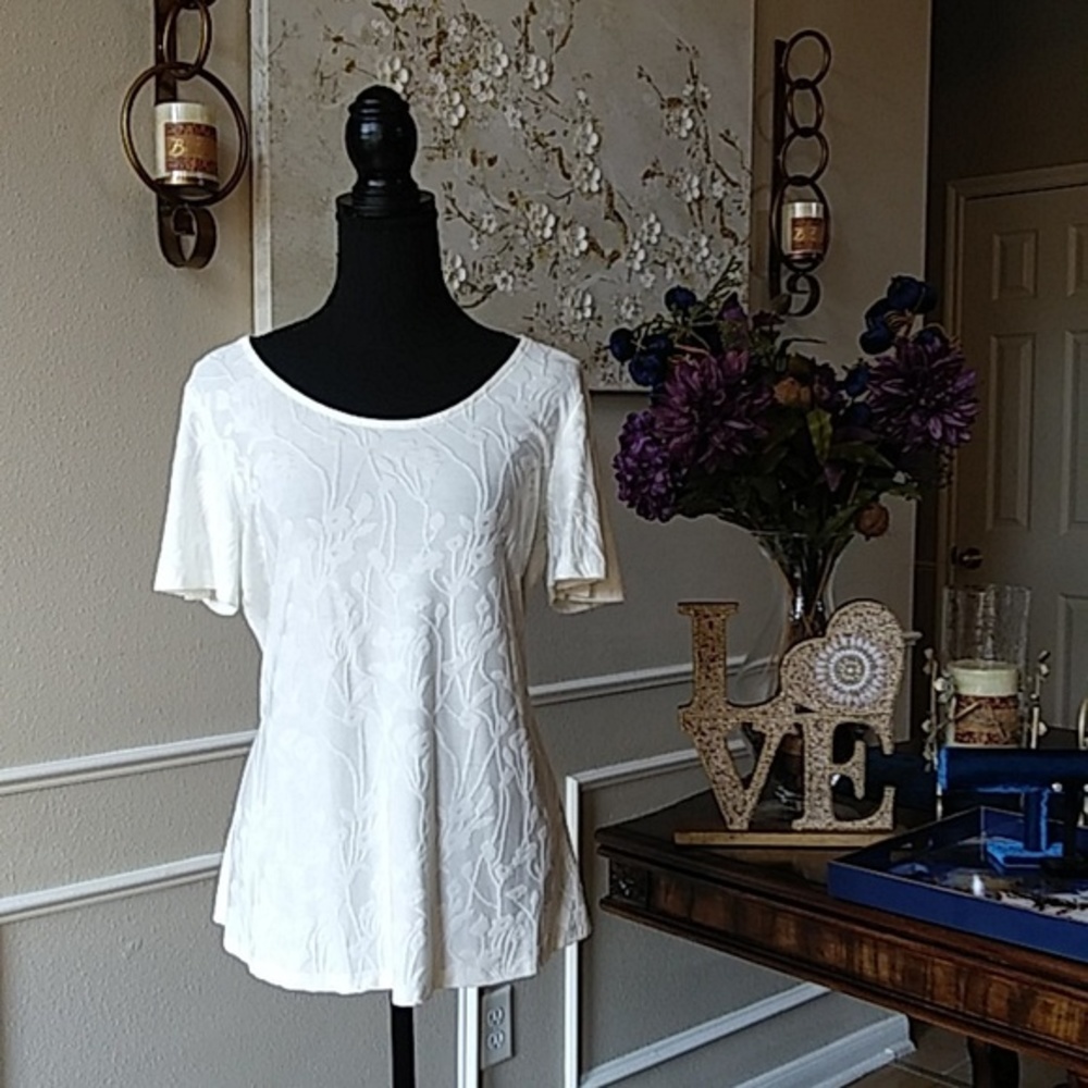 NWT Off White Texture Cold Shoulder Top By Rose + Olive. Size M